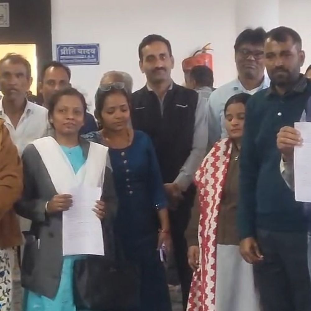 सहायक प्राध्यापक पर झूठी शिकायतों का आरोप:कर्मचारियों ने कलेक्टर को सौंपा संयुक्त ज्ञापन, कार्रवाई की मांग