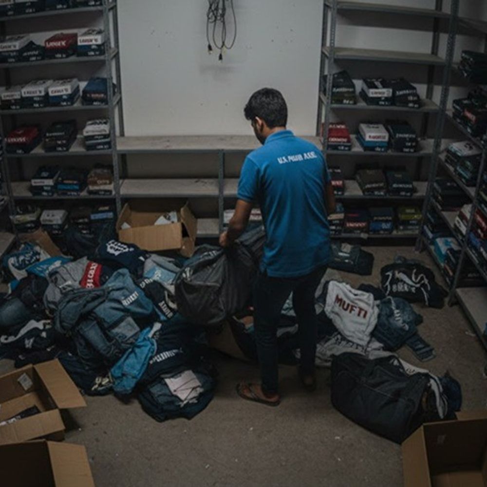 पानीपत के ब्रांडेड कपड़ों के शोरूम में लाखों की चोरी:ऑडिट से एक दिन पहले गायब हुआ सेल्समैन, सीसीटीवी की DVR भी ले गया