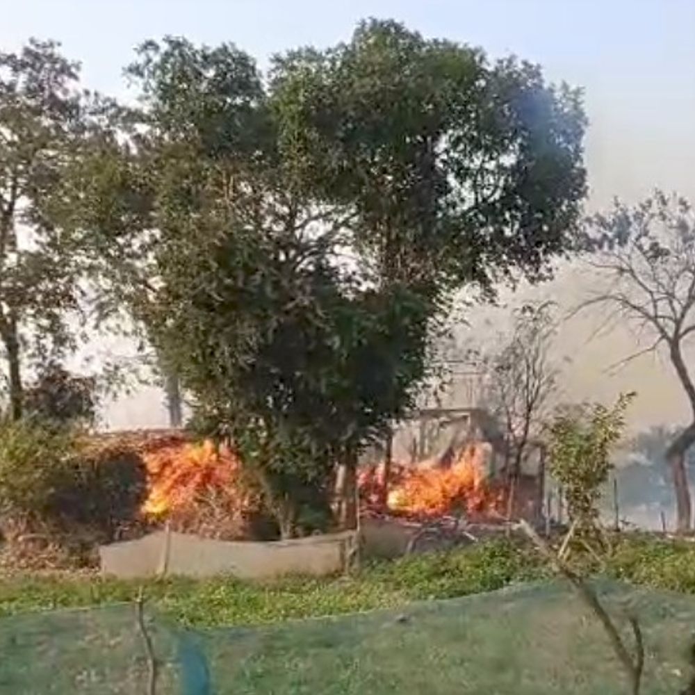 भागलपुर में अलाव की चिनगारी से 5 घर राख:7 लाख के नुकसान की आशंका, ढाई घंटे की मशक्कत के बाद पाया काबू