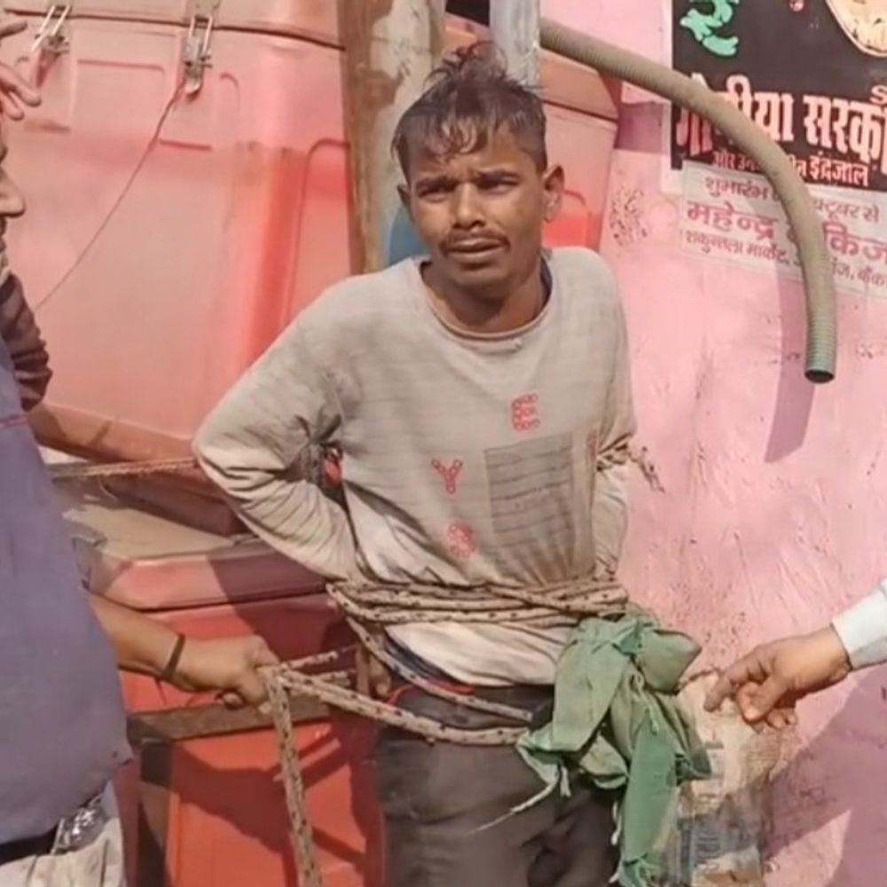 बांका में चोरी करते युवक रंगे हाथ पकड़ाया:दुकानदार ने पकड़ के पुलिस को सौंपा, भीड़ ने की पिटाई