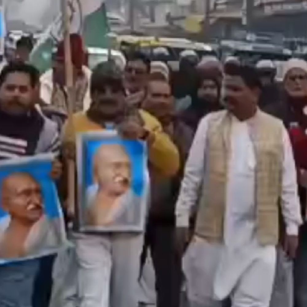 देवरिया में मनरेगा का नाम बदलने पर कांग्रेस का प्रदर्शन:बोले-यह फैसला गरीबों, मजदूरों के अधिकारों पर हमला है