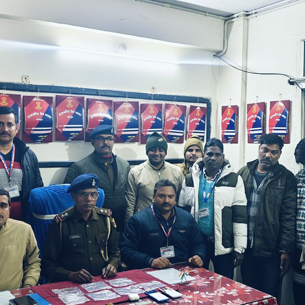 मुजफ्फरपुर में रेल यात्रियों से चोरी ज्वेलरी बरामद, 6 गिरफ्तार:रेल एसपी के निर्देश पर गठित की गई थी टीम, 10 दिसंबर को दर्ज कराई थी FIR