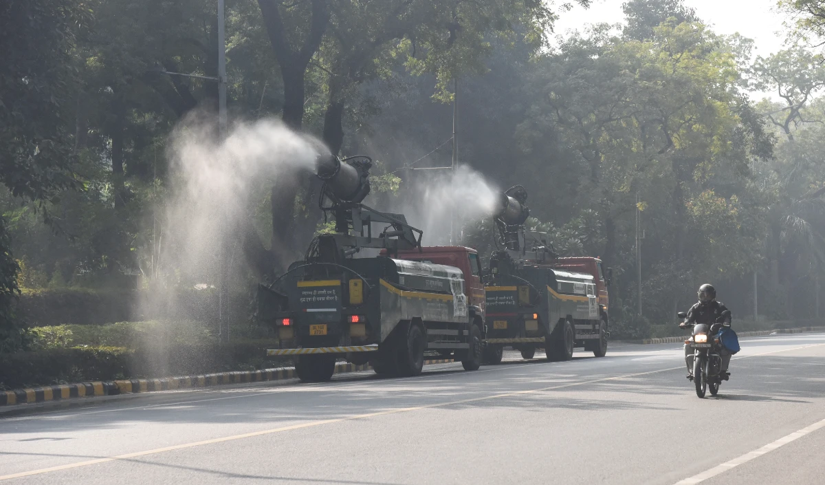 Delhi Pollution | दिल्ली की हवा बनी हुआ है ‘काल’! आनंद विहार-गाजीपुर में AQI हुआ 383 पार, स्मॉग का डेरा