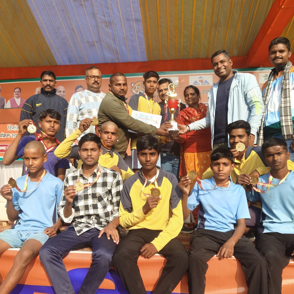 थारू क्लब ने क्रिकेट, पंडित दीनदयाल ने कबड्डी टूर्नामेंट जीता:लखीमपुर में रोमांचक मुकाबले, विजेताओं को मेडल और प्रशस्ति पत्र मिले