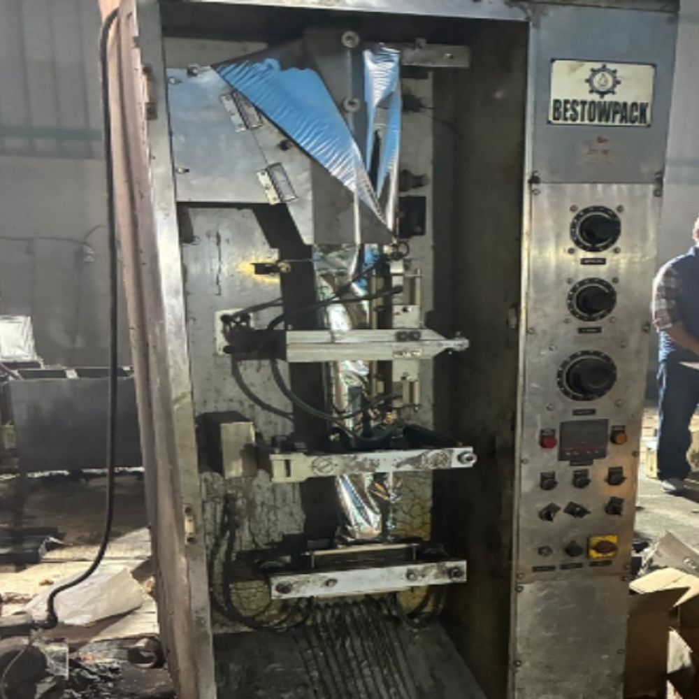 जयपुर की फैक्ट्री में मशीनों से बनाते थे नकली घी:पुलिस ने छापेमारी कर 4 बदमाश पकड़े, बोले- रोज 2 हजार लीटर नकली घी बनाकर बेचते थे