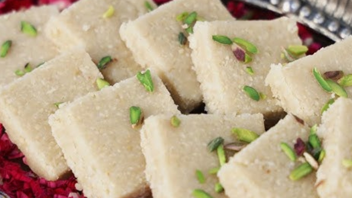 सर्दियों में घर पर ऐसे बनाएं मूंगफली की बर्फी, इतनी टेस्टी कि भूल जाएंगे हलवाई की मिठाइयों का स्वाद