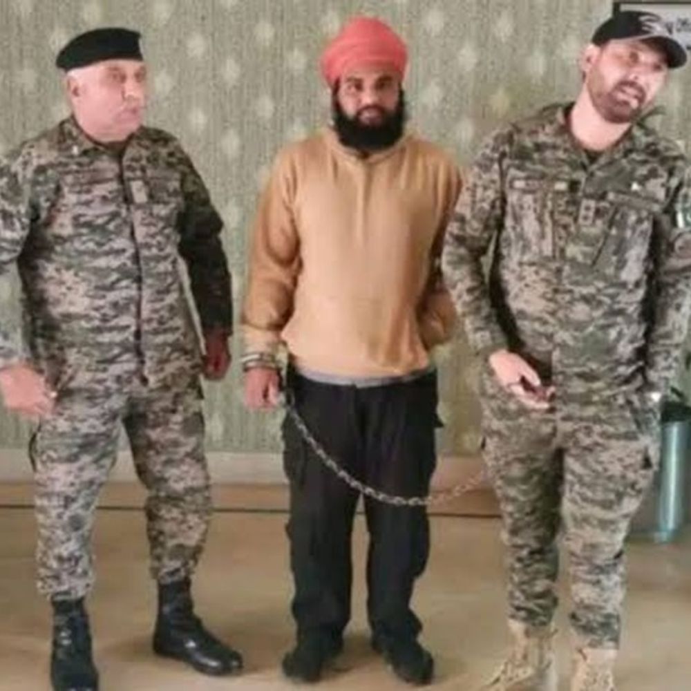 जालंधर का युवक बॉर्डर क्रॉस कर पाकिस्तान पहुंचा:पाकिस्तानी रेंजर्स ने पकड़ा, हथकड़ी लगी फोटो जारी की; घर से अचानक गायब हुआ था