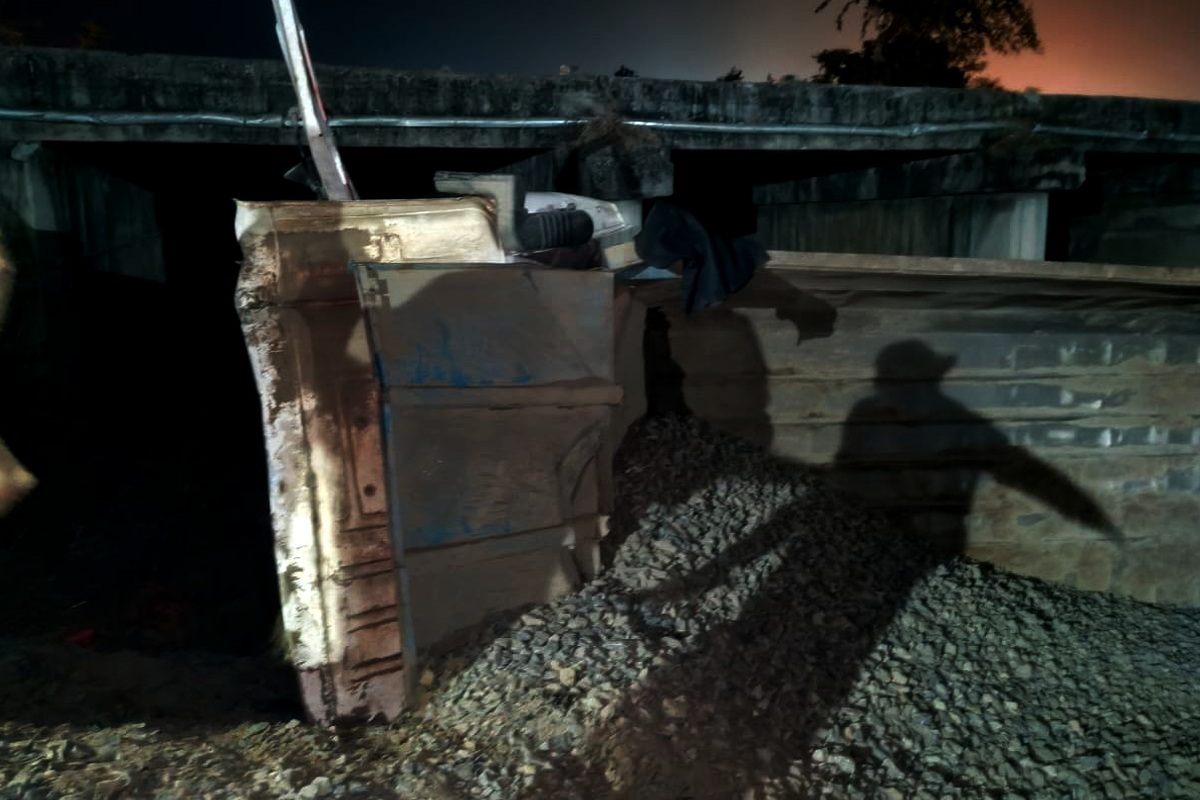 गिट्टी से भरा हाइवा पुलिया से गिरा, दो की मौके पर मौत 1 गंभीर, एक शख्स के दबे होने की आशंका