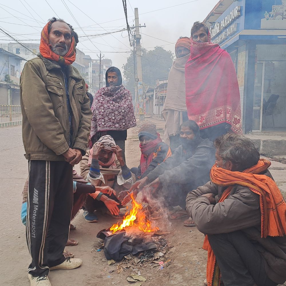 गोपालगंज में कड़ाके की ठंड का कहर:पछुआ हवा से बढ़ी कनकनी, अलाव के सहारे गुजर रही रात