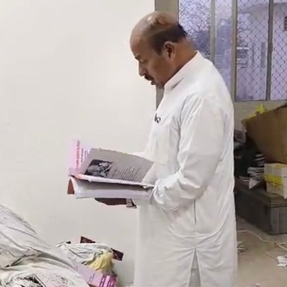 केंद्रीय मंत्री के निरीक्षण में खुले कमरे में मिलीं किताबें:निवाड़ी के सीएम राइज स्कूल में अव्यवस्था पर जताई नाराजगी; प्राचार्य बोले- वह स्टोर रूम