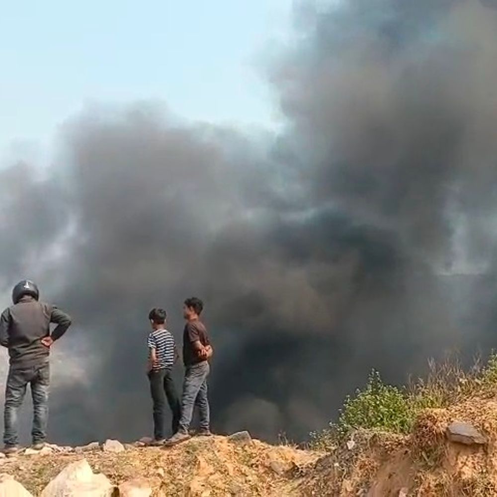 धनबाद में भूमिगत कोयला खदान में आग:जहरीले धुएं से ग्रामीणों को सांस लेने में परेशानी, घरों में धुआं भरा