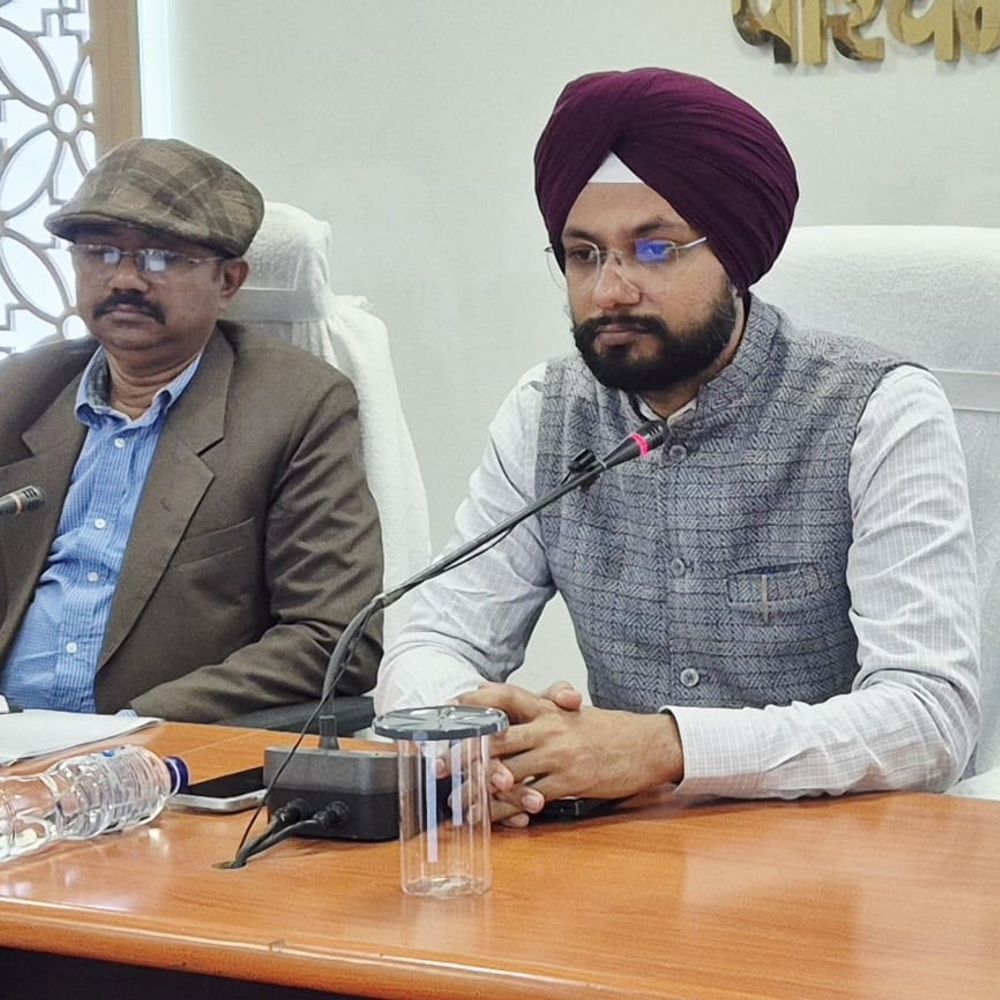 लंबित राजस्व मामले 31 दिसंबर तक निपटाने का निर्देश:बेतिया में अंचलाधिकारियों को जिला प्रशासन का अल्टीमेटम, ढिलाई पर होगी कार्रवाई