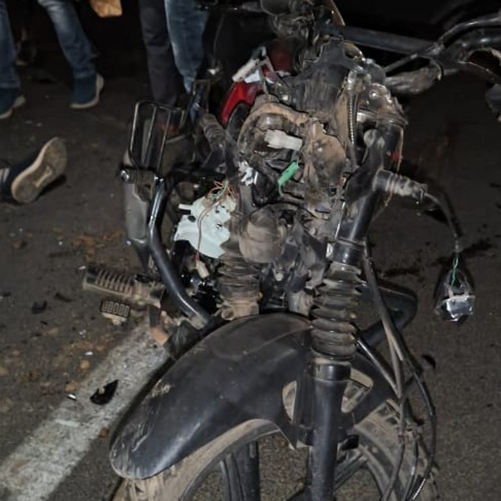 गिरिडीह NH पर सड़क हादसा, एक युवक की मौत:अज्ञात वाहन की टक्कर से हुआ हादसा; दूसरा गंभीर रूप से घायल, रांची रेफर