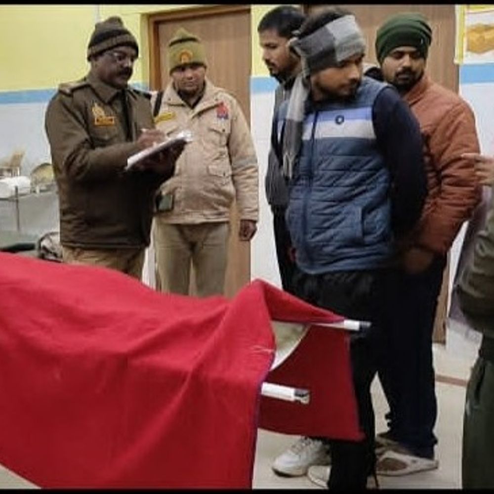 अयोध्या-रायबरेली हाईवे पर सांड से टकराई बाइक:कृषि विश्वविद्यालय के छात्र की मौत, एक गंभीर घायल