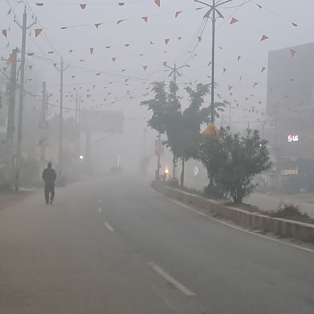 गोपालगंज का न्यूनतम तापमान 9 डिग्री:घने कोहरे और पछुआ हवा से जनजीवन प्रभावित, दोपहर के समय धूप निकलने की संभावना