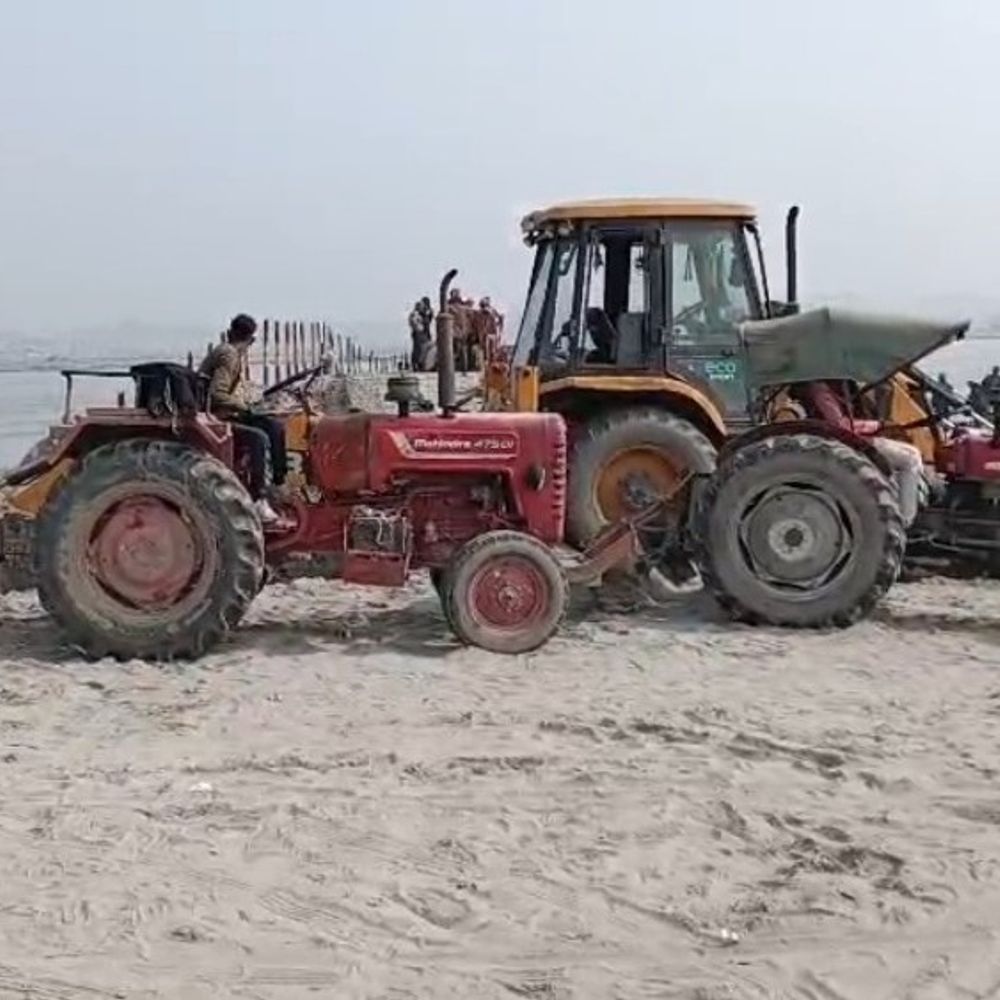 प्रयागराज माघ मेला पांटून पुल नंबर दो पर निर्माण रुका:जेसीबी ऑपरेटर ने कर्मचारी से की मारपीट, फिर गड्ढा खोद काम रोका