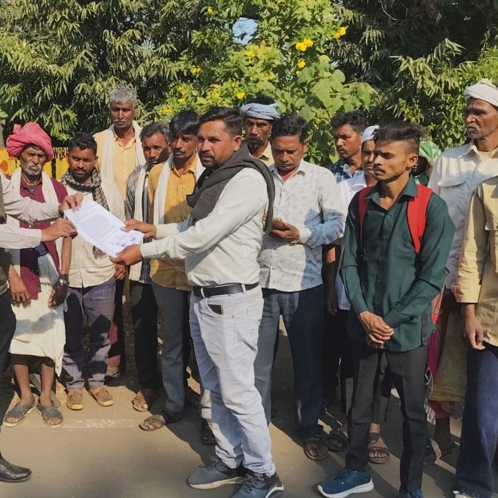 झाबुआ में आंगनवाड़ी नियुक्ति पर ग्रामीणों का विरोध:दान की भूमि पर बनी आंगनवाड़ी में बाहरी कर्मचारियों की नियुक्ति का आरोप