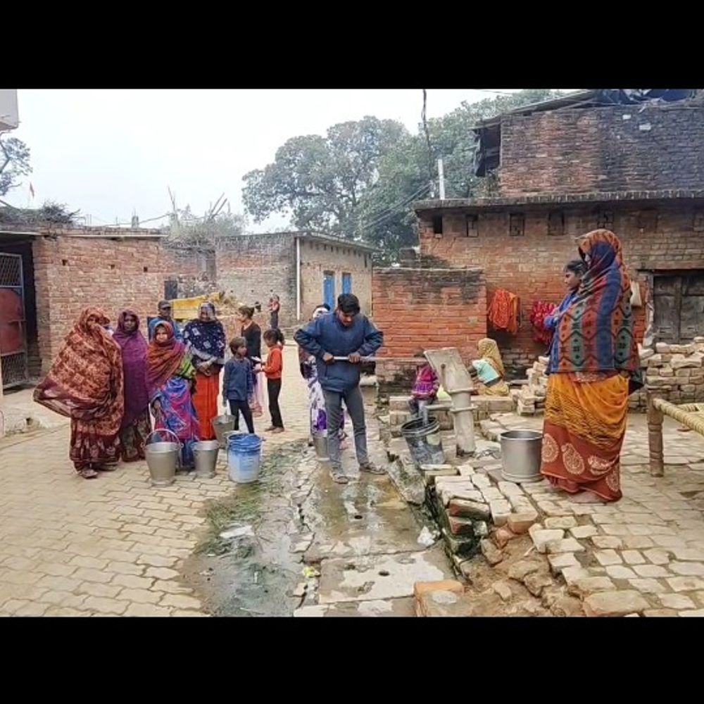 कौशांबी में 25 लाख की जल योजना ठप:बिजली कनेक्शन नहीं मिलने से बैरिहा गांव में पेयजल संकट, लोग परेशान