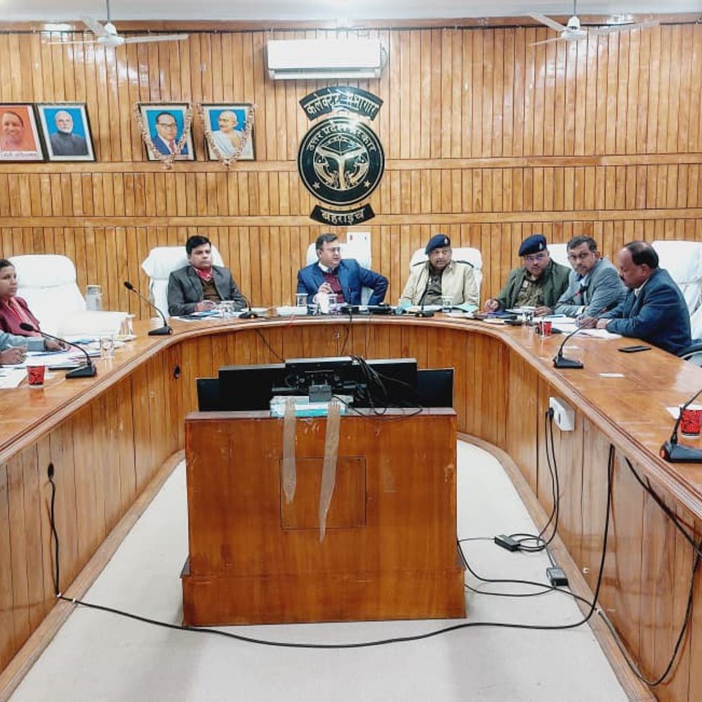 जिलाधिकारी ने ठंड से बचाव को दिए निर्देश:रैन बसेरों, अलाव और गौ आश्रय स्थलों में व्यवस्था सुनिश्चित करने को कहा