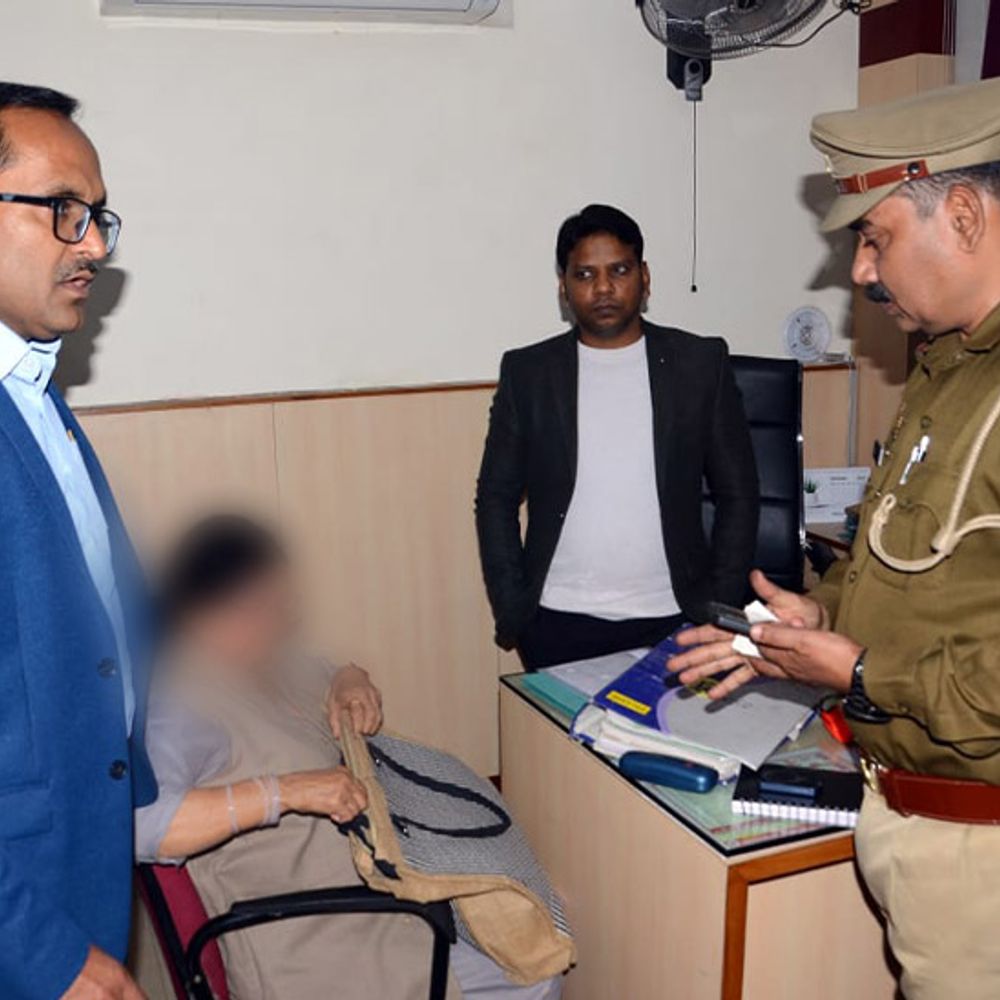 मैनेजर ने महिला के ₹1.50 करोड़ बचाए:लखनऊ में 12 FD लेकर पहुंचीं बैंक, ठगों ने कहा था- दिल्ली ब्लॉस्ट में तुम्हारे परिवार का हाथ