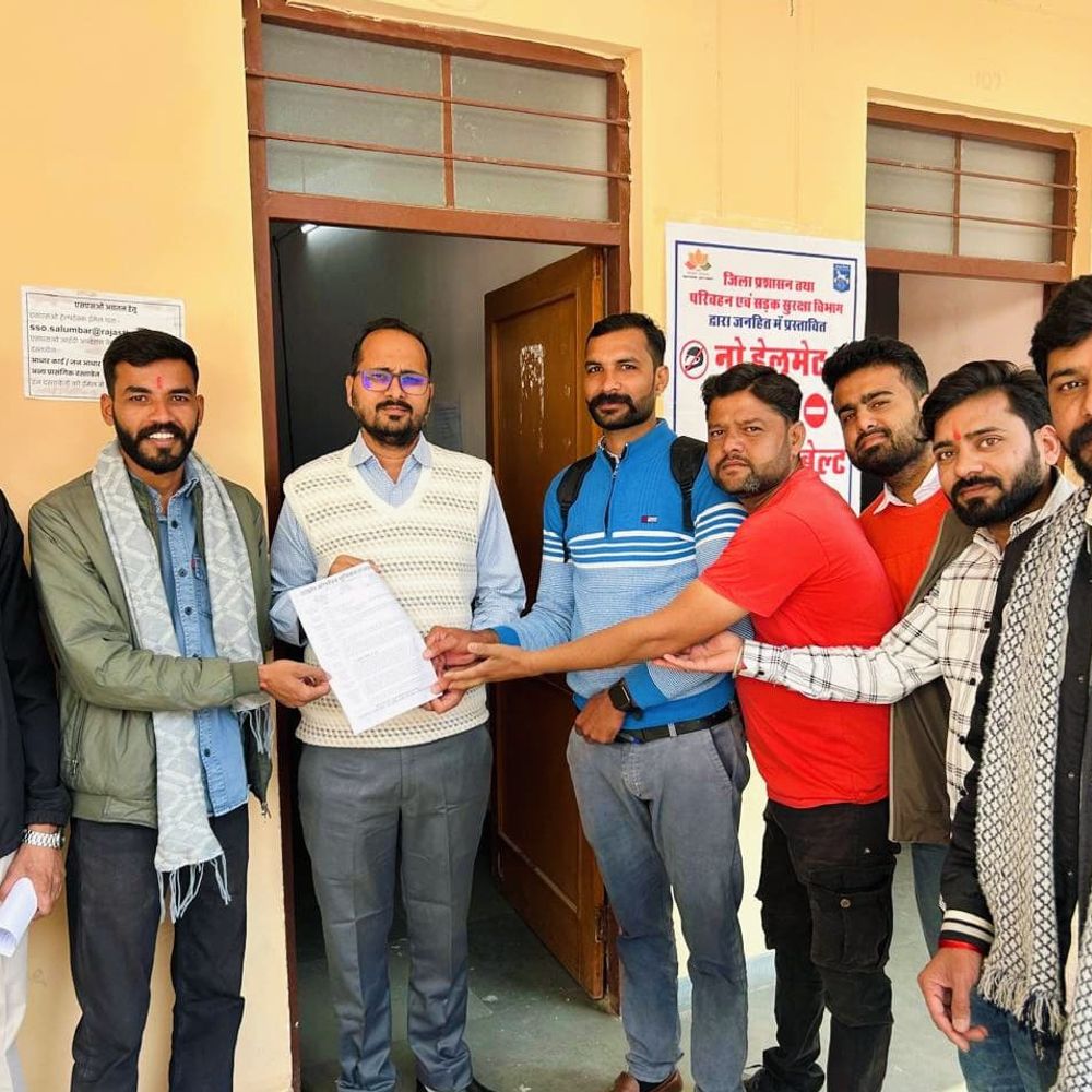 सलूंबर में आधार सेवाओं के निजीकरण का विरोध:ऑपरेटर्स ने मुख्यमंत्री के नाम ज्ञापन सौंपा, आंदोलन की चेतावनी दी