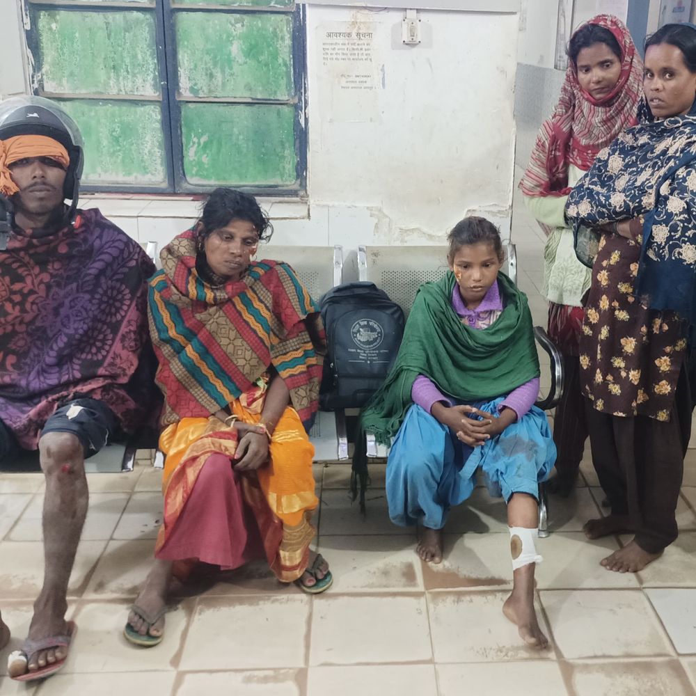 बांका में सड़क हादसा, मां-बेटे सहित चार घायल:गुब्बारा पकड़ने दौड़ी बच्ची को बचाने के प्रयास में बाइक अनियंत्रित हुई