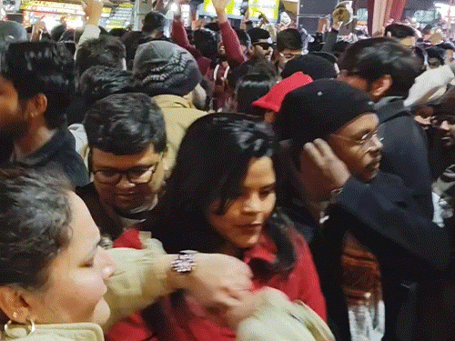 हिमाचल जाने का बना रहे प्लान, जानिए कहां मिलेगी बर्फ:मनाली से 51 किमी दूर जाना पड़ेगा, न्यू ईयर से पहले टूरिस्टों की भीड़ उमड़ी