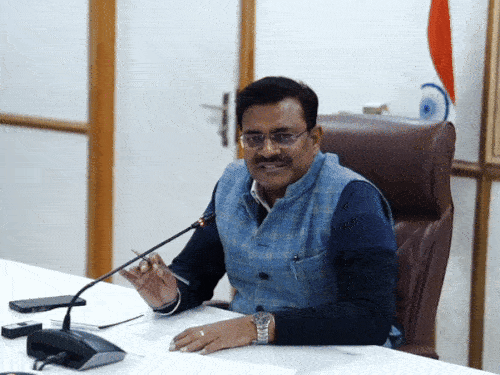 धामी सरकार 2027 चुनाव से पहले घर-घर देगी दस्तक:23 विभागों से जुड़ी योजनाओं से लोगों को जोड़ेगी, कांग्रेस ने कहा- पहले किसके द्वार पर थे