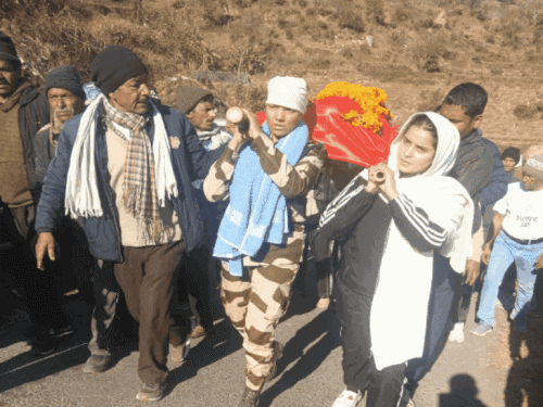 उत्तराखंड की 7 बेटियों ने उठाई पिता की अर्थी:CRPF में तैनात युवती ने मुंडन कराकर दी मुखाग्नि, हायर सेंटर ले जाते समय हुआ था निधन