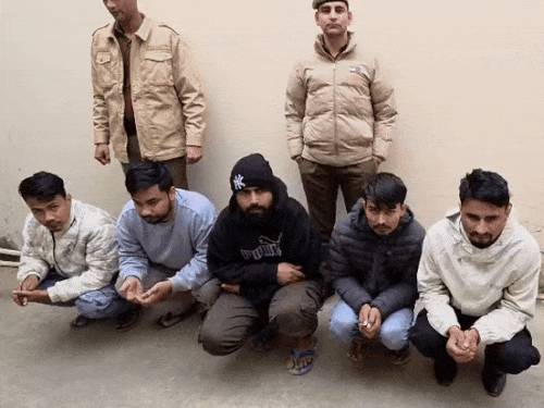 गुरुग्राम में ठग गिरोह का भंडाफोड़, 5 गिरफ्तार:4 नेपाल के रहने वाले, फर्जी ऐप पर कराते थे ट्रेडिंग, 7 मोबाइल-20 ATM कार्ड बरामद