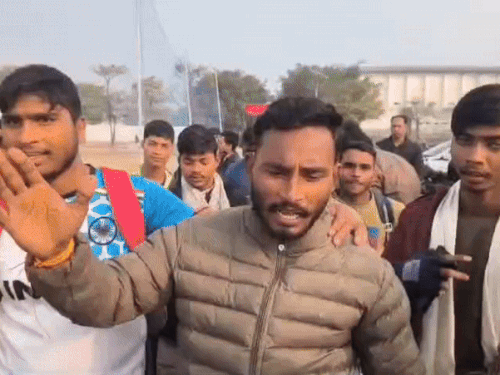 अयोध्या में सांसद खेल महोत्सव में खिलाड़ियों ने आक्रोश:खिलाड़ी बोले– न मिला मेडल, न ही कोई नकद या स्मृति चिन्ह, व्यवस्था पर भी उठाया सवाल