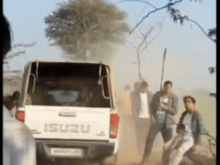 नूंह में पुलिस टीम पर पथराव:साइबर ठग को पकड़ने गई थी पुलिस, ग्रामीणों ने छुड़ाया,4 पुलिस कर्मचारी घायल