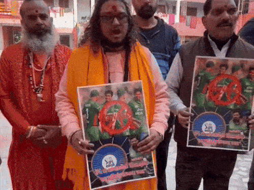 IPL में बांग्लादेशी क्रिकेटर्स पर संतों का सख्त अल्टीमेटम:बोले-बांग्लादेशियों का साथ देने वाले भी कहलाएंगे जिहादी, हत्यारों संग नहीं होने देंगे मैच