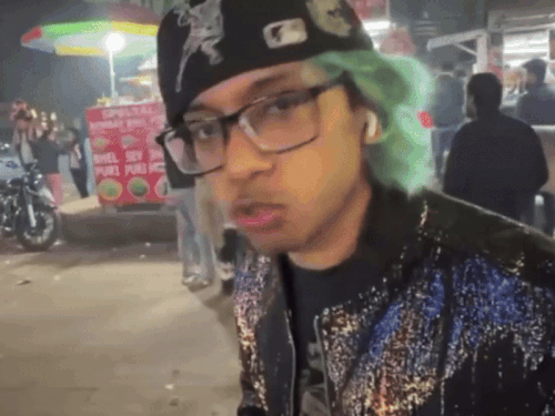 गुरुग्राम में युवक ने गाय को चिकन मोमोज खिलाए:एप पर टास्क पूरा न होने पर प्लेट सामने की; हिंदू संगठनों ने पकड़कर पिटाई की