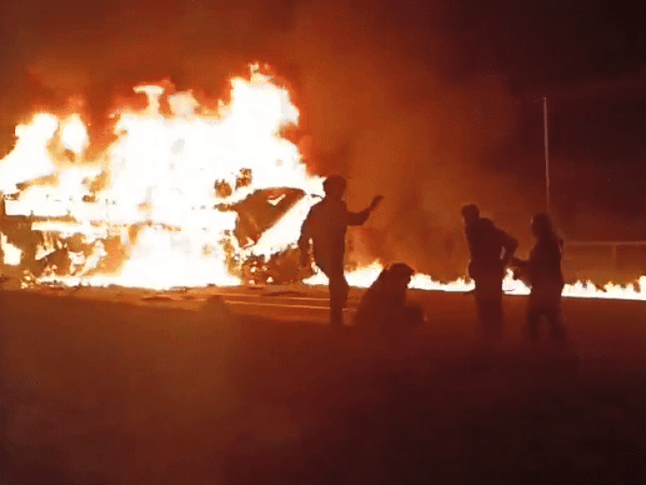 कर्नाटक के चित्रदुर्ग में बस में आग, 10 जिंदा जले:हिरियूर में लॉरी से टक्कर के बाद हादसा, 30 से ज्यादा यात्री सवार थे