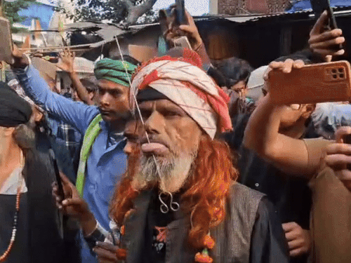 कलंदर-मलंगों ने चाकू व लोहे के सरिए आंख में डाले-VIDEO:दिखाए हैरतअंगेज करतब; महरोली से छड़ी लेकर आए, निकाला जूलूस