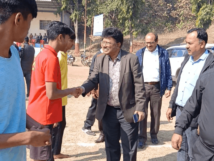 नेपानगर में ‘खेलो नेपानगर’ स्पर्धा शुरू:पहले दिन रेस, लान्ग जंप, दूसरे दिन वालीबाल, टेनिस, बैडमिंटन स्पर्धा हुई