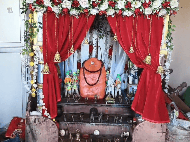 विदिशा के दरोई बाबा मंदिर में चोरी:चांदी का मुकुट, छत्र ले गया बदमाश; डेढ़ लाख का नुकसान