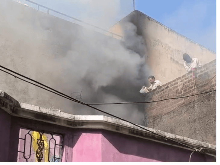 चिंगारी से बिल्डिंग में आग, 8 लाख का नुकसान:धार में वेल्डिंग मशीन से सोफा-गद्दे का सामान जला; दूर तक दिखा धुआं