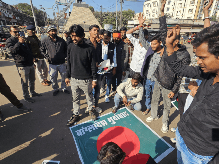 बांग्लादेश के झंडे का पोस्टर टॉयलेट में लगाया:छतरपुर में सड़क पर लगाकर पैरों से कुचला, वाहन निकले; हिंदुओं पर अत्याचार का विरोध