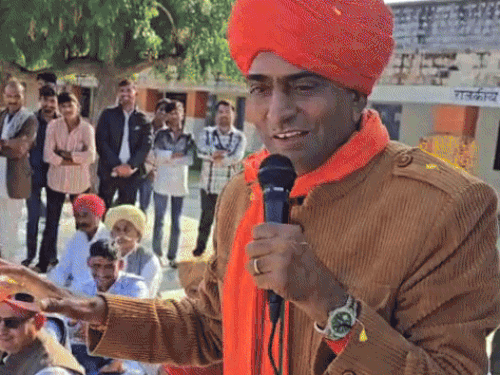 भाजपा विधायक ने जाति पूछकर हाथ खड़े करवाए, VIDEO:बोले- अब हिंदू यहां कितने हैं, यही आपकी पहचान; सरपंच से पूछा- कितने साल हुए मुस्लिम बने