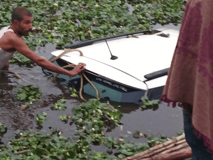 तेज रफ्तार कार पनी से भरे गड्ढे में गिरी:नागरनौसा-खुसरूपुर रोड पर हादसा, ग्रामीणों ने 5 लोगों को बचाया