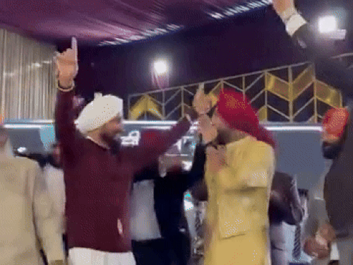 पंजाबी सिंगर चन्नी से बोले- तुहाडी बारी आ ही जाणी:इससे खुश पूर्व CM ने डाला भंगड़ा; 8 महीने पहले बावा ने भगवंत मान की तारीफ की थी