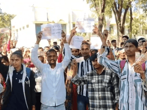 गोविन्द गुरु विवि कुलपति के खिलाफ बीपीवीएम का प्रदर्शन:परीक्षा फॉर्म विलंब शुल्क 200 रुपए वसूलने पर जताया विरोध
