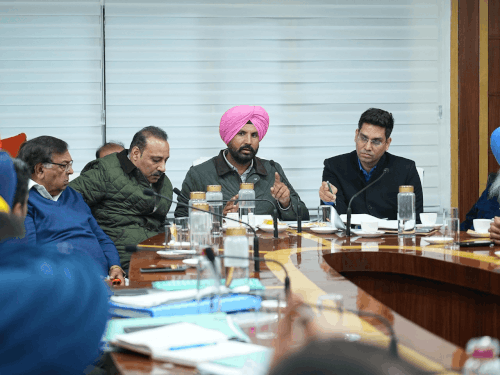 राजा वड़िंग ने लगाई निगम अफसरों की क्लास:एमपी लैंड के फंड, पार्षदों की अनदेखी व भ्रष्टाचार पर कार्रवाई के निदए निर्देश