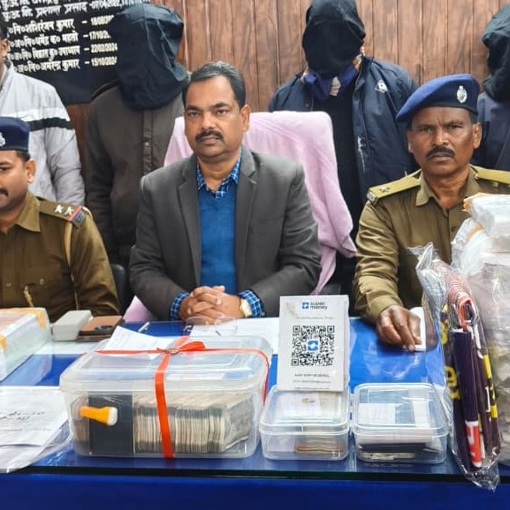 लातेहार में लोन ठगी गिरोह का भंडाफोड़:6.10 लाख रुपए बरामद, 3 आरोपी गिरफ्तार