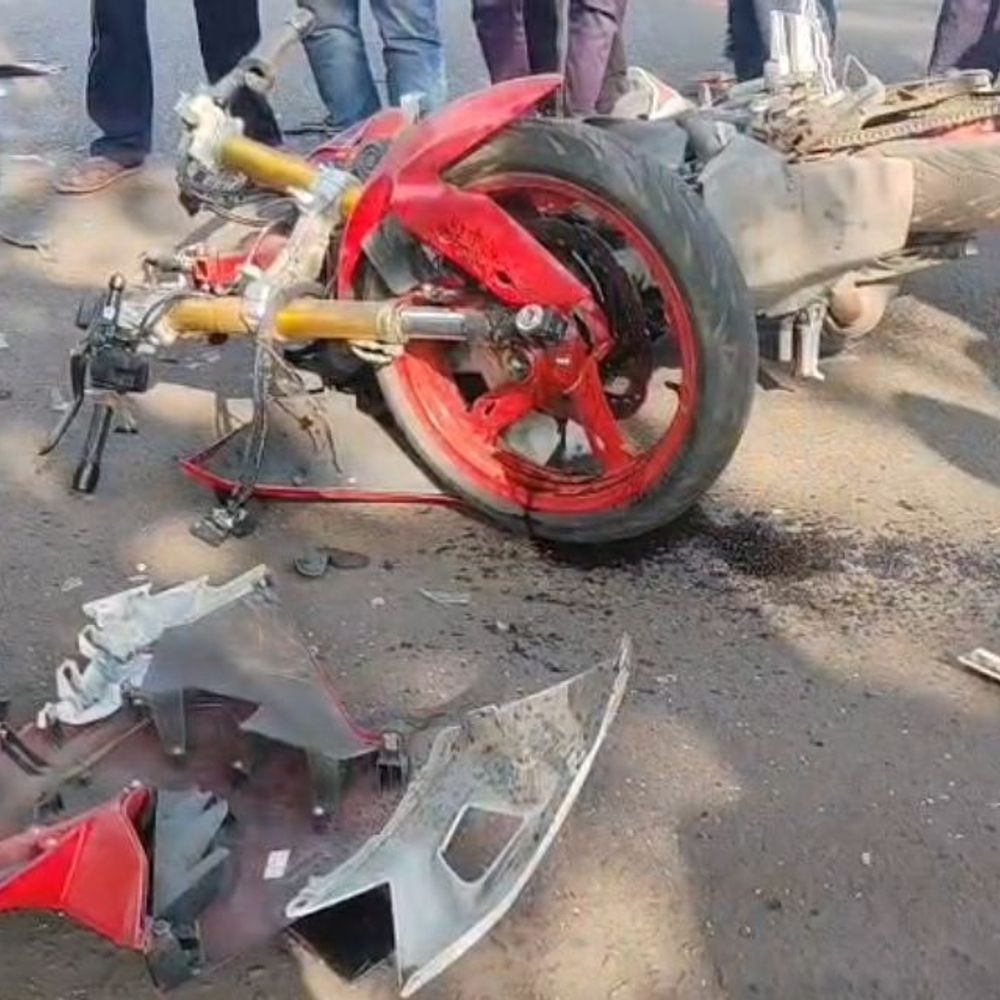 धनबाद में तेज रफ्तार बाइक ट्रक से टकराई:एक की मौके पर मौत, दूसरे ने अस्पताल में तोड़ा दम, बाइक के परखचे उड़े
