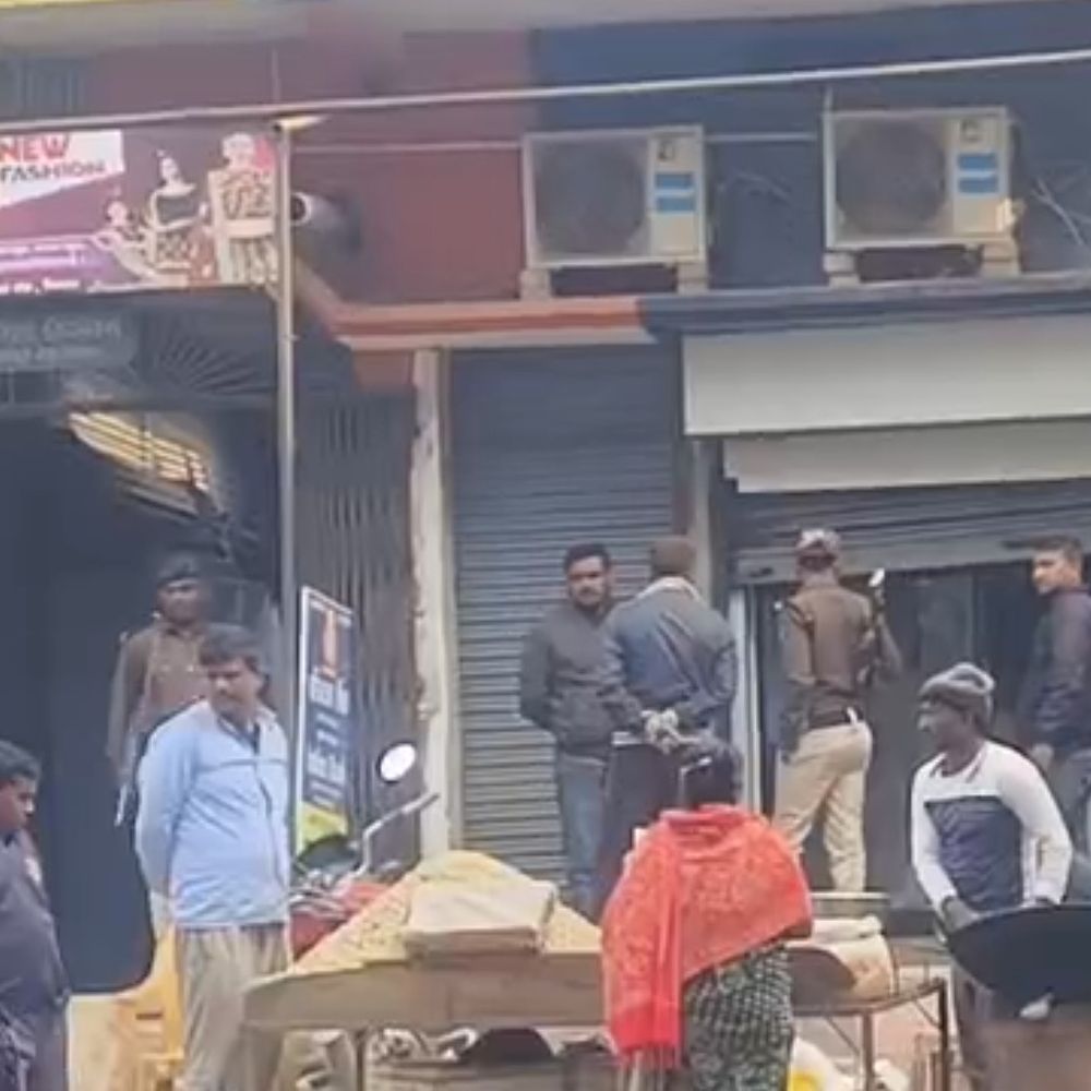 सीवान में SBI ATM गैस कटर से काटा:लाखों रुपये लेकर फरार हुए चोर, सीसीटीवी कैमरों के फुटेज खंगाल रही पुलिस