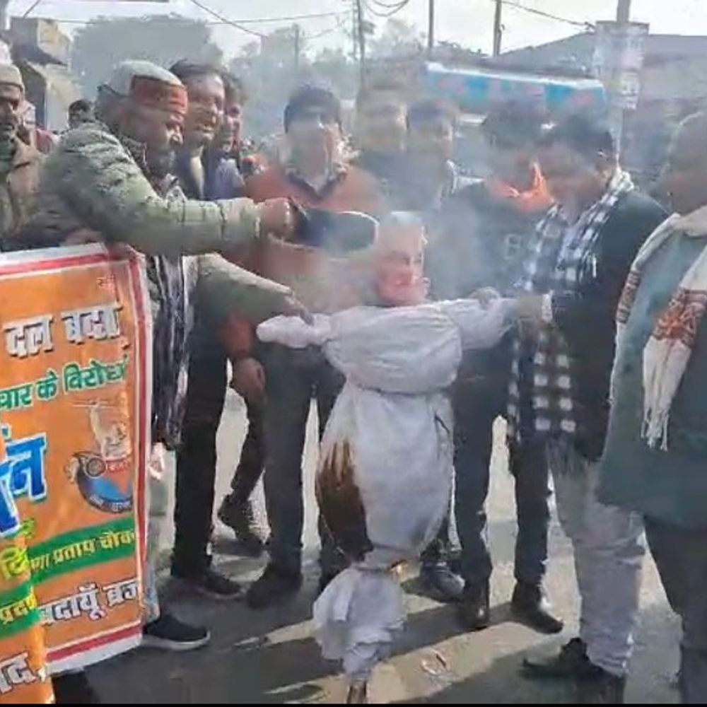 बदायूं में विहिप-बजरंग दल का प्रदर्शन:बांग्लादेशी पीएम का पुतला फूंका, दोषियों पर कार्रवाई की मांग