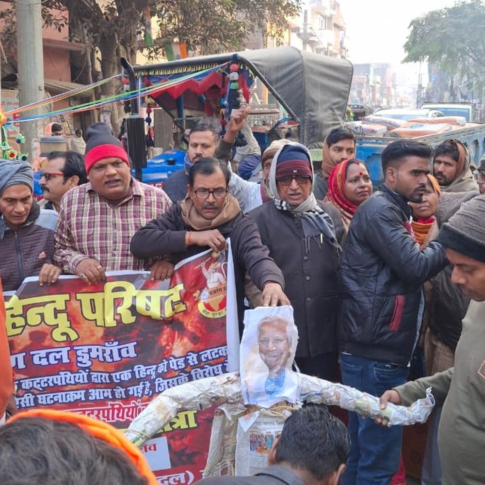 बांग्लादेश में हिंदू अत्याचार पर बक्सर में आक्रोश मार्च:राजू दास की हत्या के विरोध में पुतला दहन, नारेबाजी